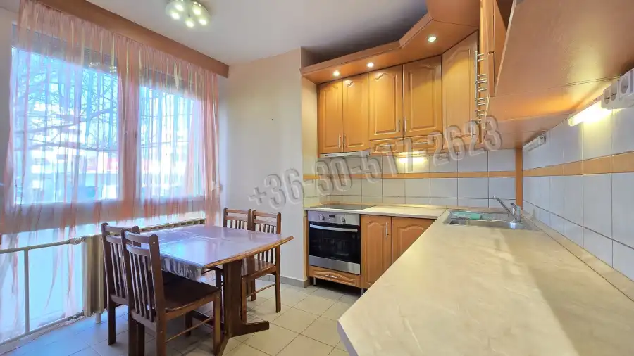 eladó panellakás, Paks