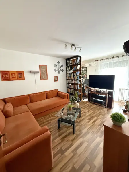 eladó panellakás, Paks