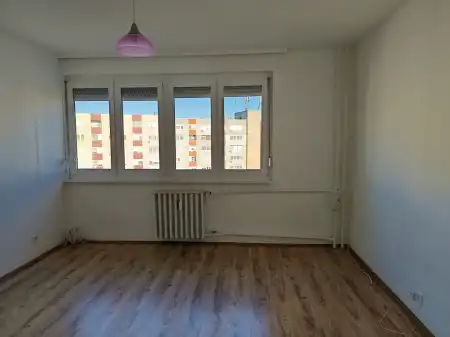 eladó panellakás, Szolnok