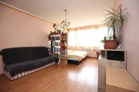 eladó panellakás, Vác
