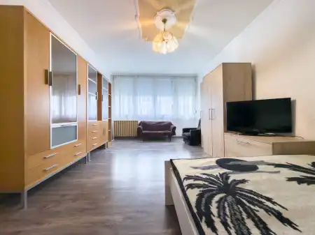 eladó panellakás, Vác