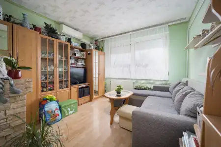 eladó panellakás, Vác