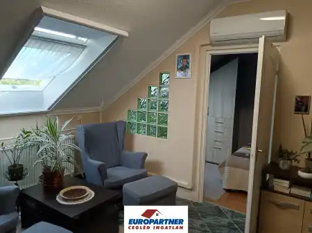 eladó téglalakás, Cegléd