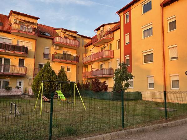 eladó téglalakás, Hatvan