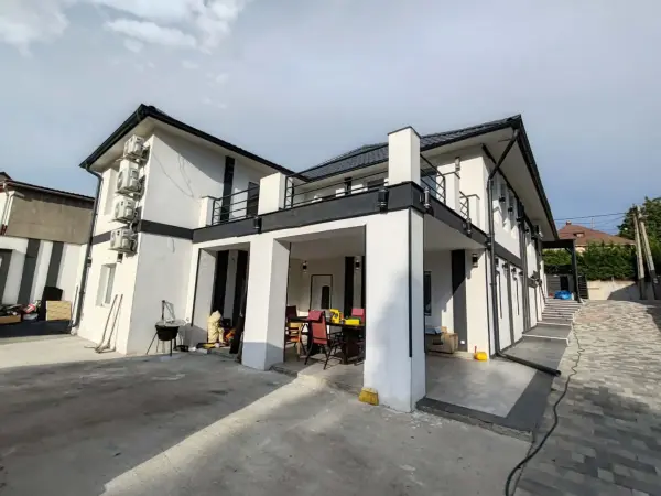 Eladó újszerű családi ház, Bajót 5 szoba 226 m² 69.9 M Ft