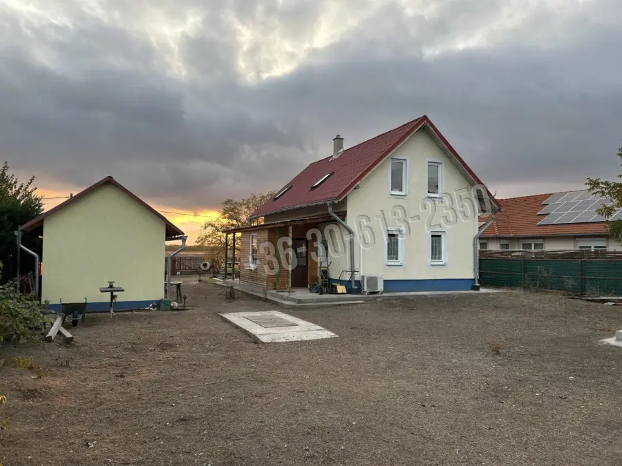 eladó újszerű családi ház, Délegyháza