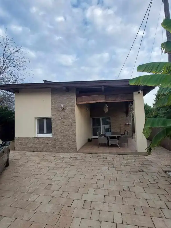 Eladó újszerű családi ház, Dunaújváros 3 szoba 169 m² 190 M Ft