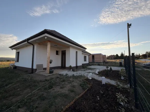 Eladó újszerű családi ház, Kesztölc 5 szoba 116 m² 127.9 M Ft