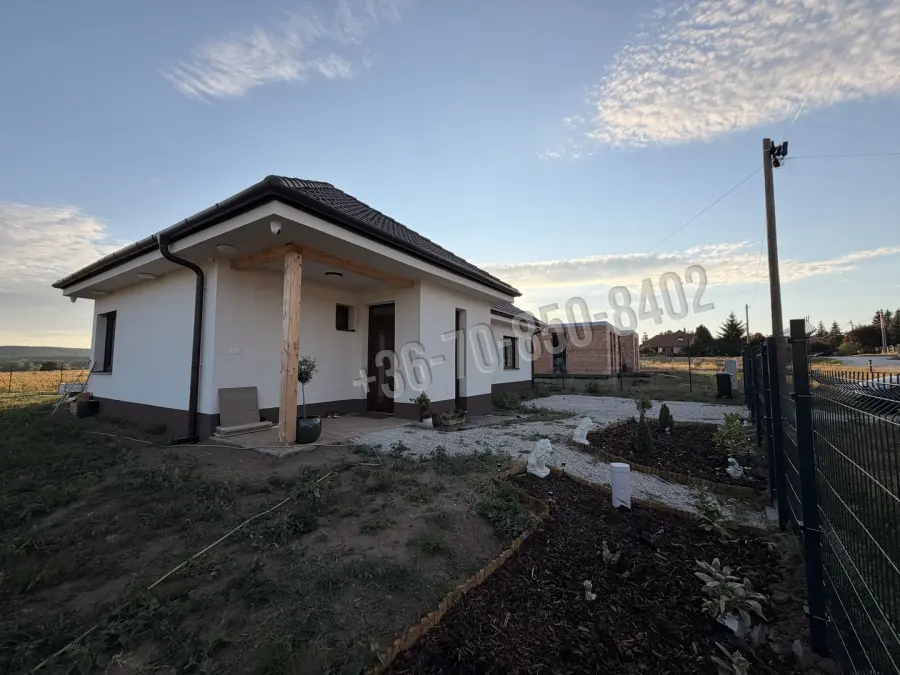 eladó újszerű családi ház, Kesztölc