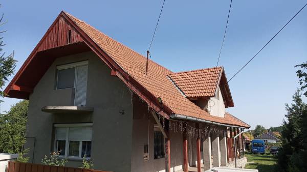 eladó újszerű családi ház, Tura