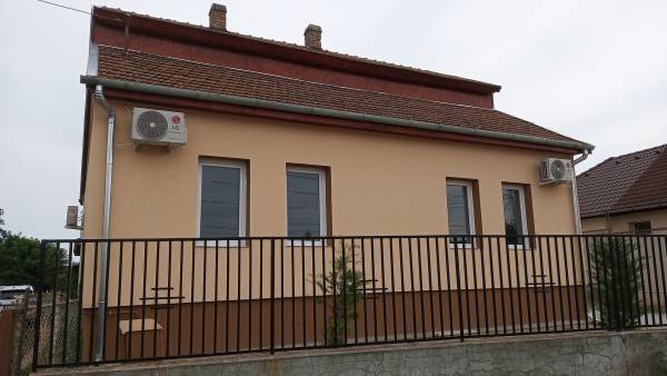 eladó újszerű családi ház, Tura
