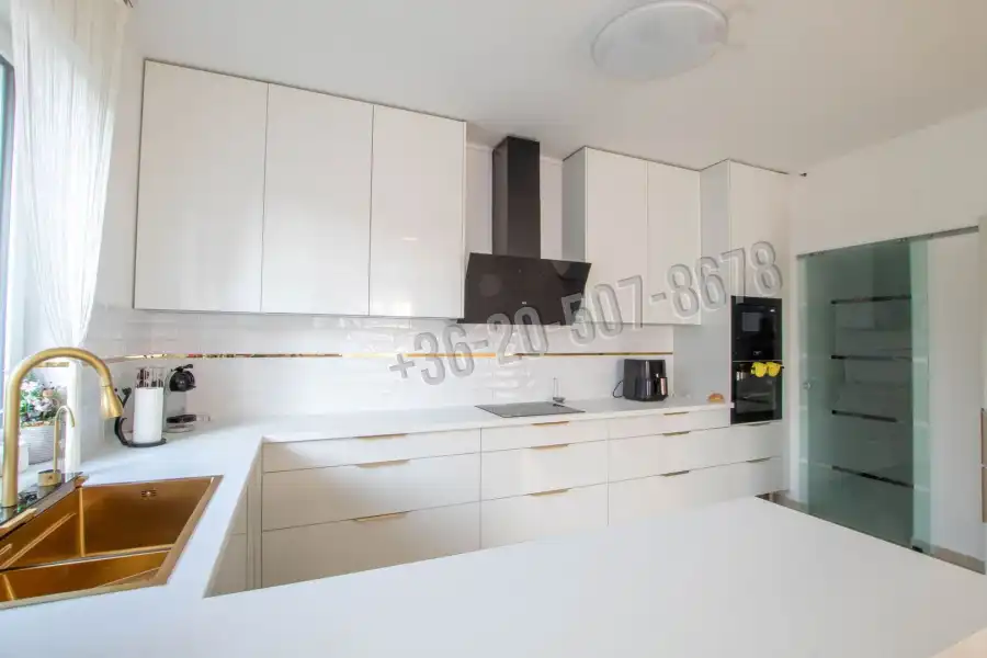 eladó újszerű családi ház, Üllő