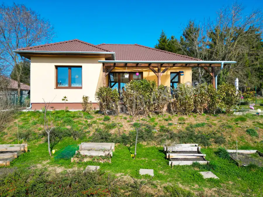 eladó újszerű családi ház, Vác