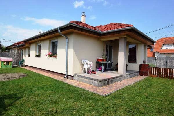 eladó újszerű ikerház, Délegyháza