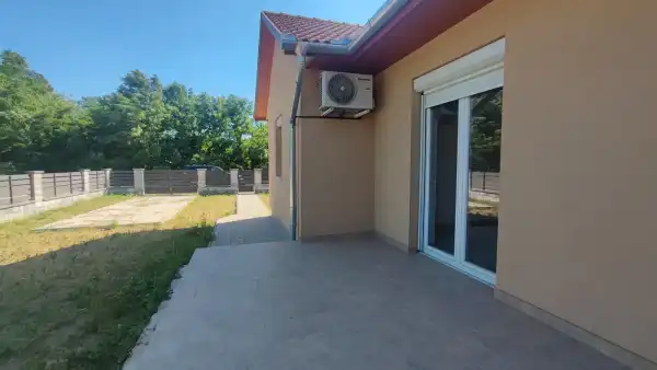 Eladó újszerű ikerház, Kóka 4 szoba 79 m² 65.9 M Ft