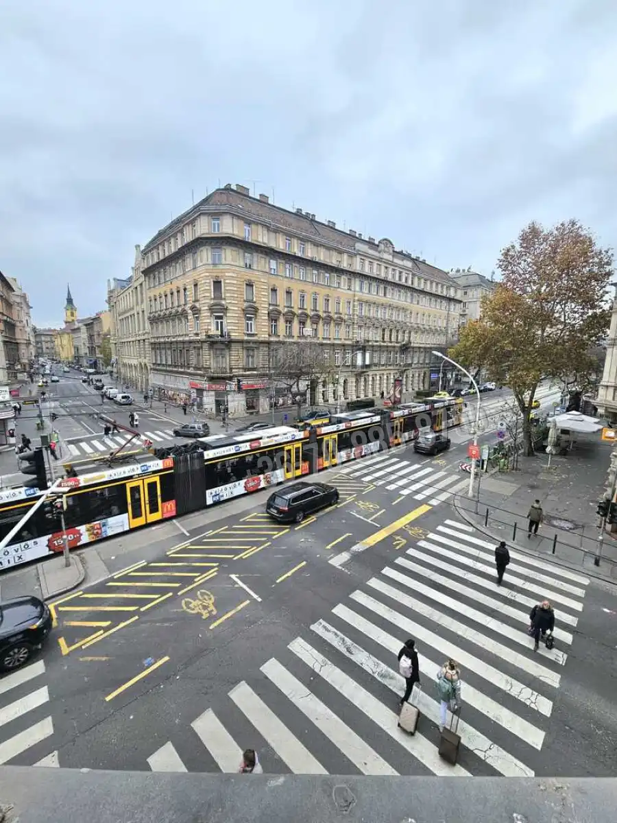 eladó újszerű téglalakás, Budapest, VI. kerület