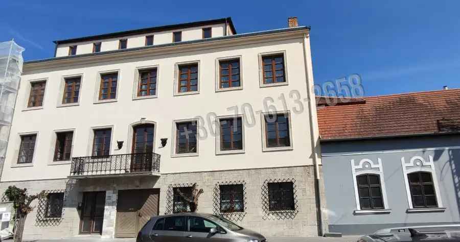 eladó újszerű téglalakás, Esztergom
