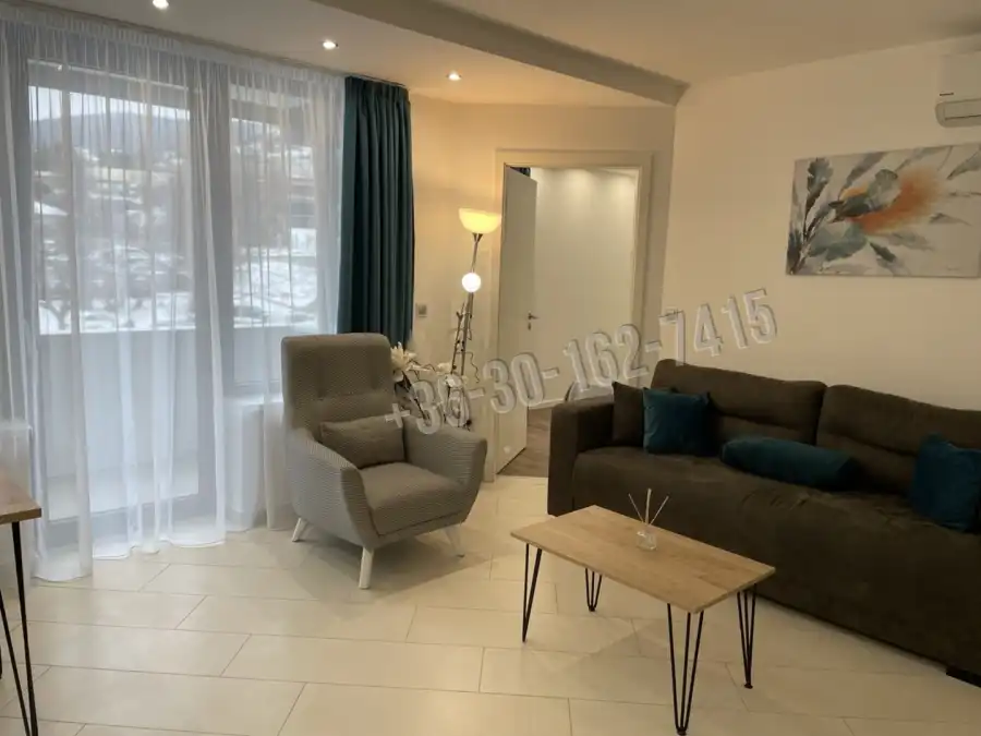 eladó újszerű téglalakás, Pécs