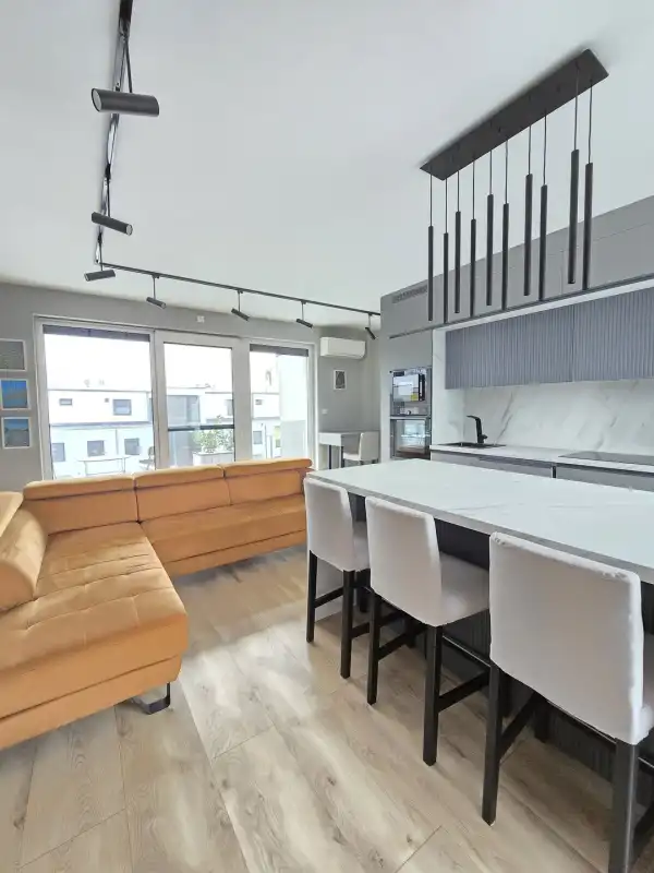 Eladó újszerű téglalakás, Velence 1+1 szoba 49 m² 83 M Ft